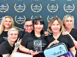 Annabelle Monier au centre et son équipe